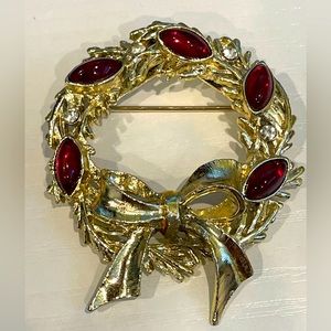 Vintage Gold Tone Garnet Colored Stone Holiday Wreath Christmas Pin Brooch🎄🎅🏼